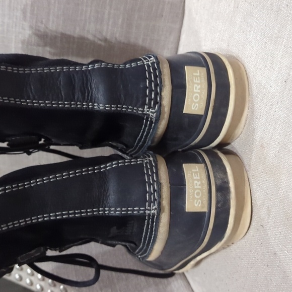 SOLD! Sorel Women's Black and Tan Winter Boots - Picture 6 of 7